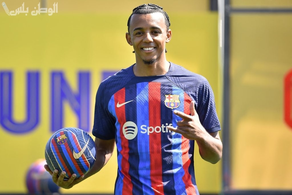 أرسنال وتشيلسي يتصارعون على ضم مدافع برشلونة الفرنسي كوندي