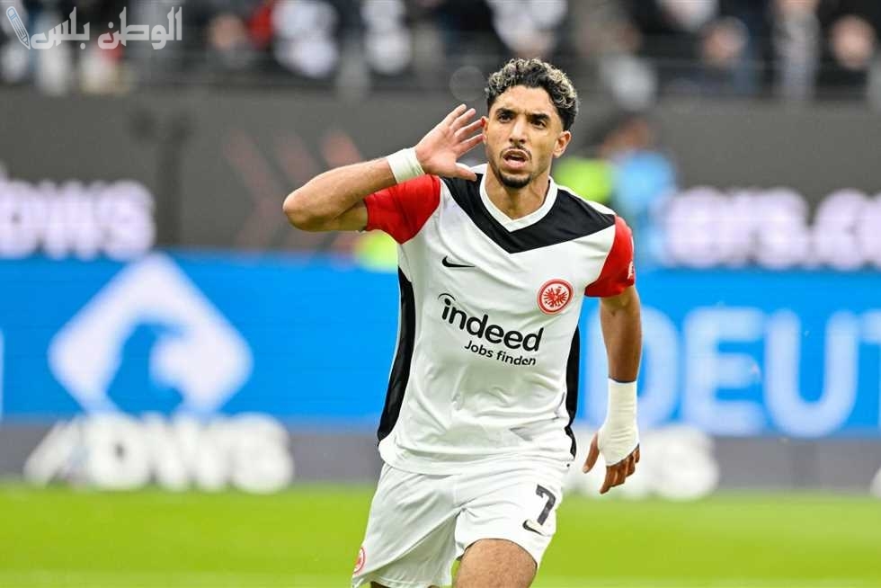 مدرب فرانكفورت يحسم الجدل بشأن انتقال عمر مرموش إلى مانشستر سيتي