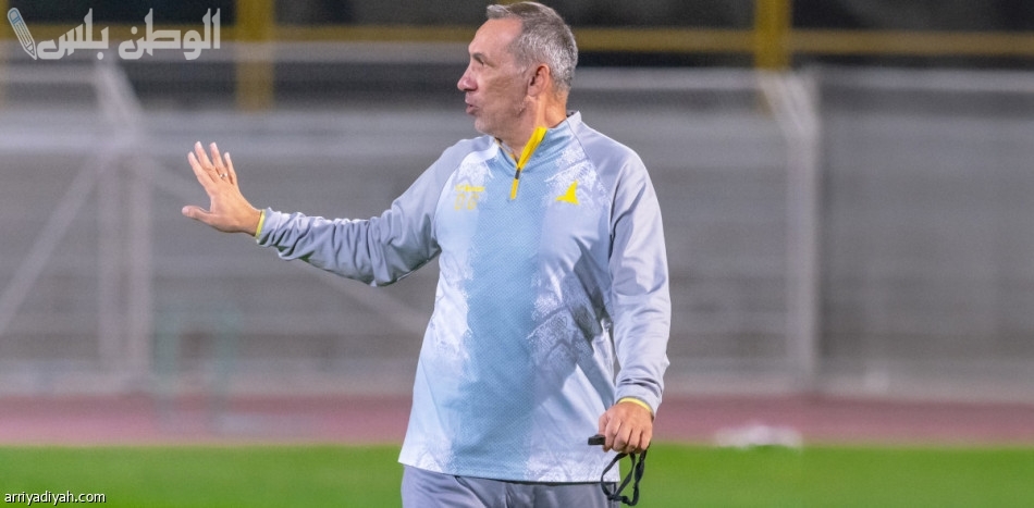 إيقاف وتغريم مدرب الخليج جيورجوس دونيس بسبب سلوكه في مباراة النصر
