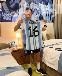 أولمبيك ليون يرد على رونالدو برسالة مزيفة من ميسي
