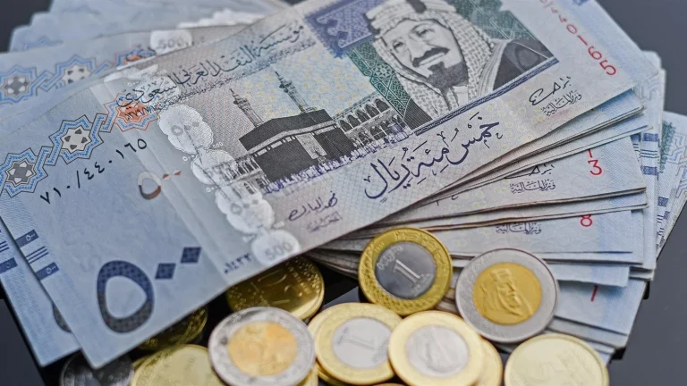 احتفالاً بيوم التأسيس.. أمر ملكي بصرف زيادة 750 ريال للقطاعين المدني والعسكري