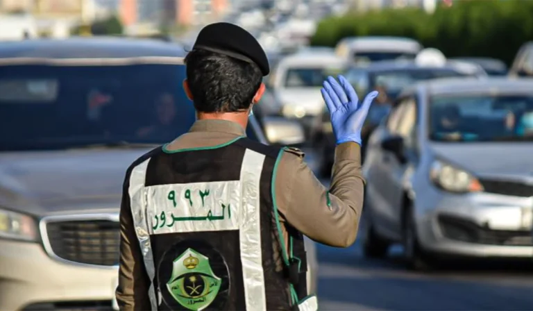 تحذير المرور السعودي.. غرامة على استخدام هذا الجهاز أثناء القيادة!