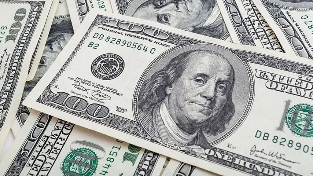 هل الدولار نازل أم مرتفع؟ تعرف على أسعار الدولار الأمريكي اليوم في البنوك أمام بقية العملات