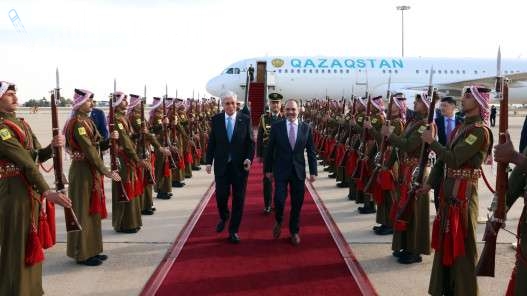 الأمير علي ورئيس الوزراء يستقبلان رئيس كازاخستان لدى وصوله عمان