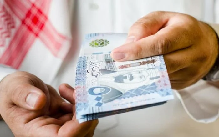كيف يؤثر رفع الحد الأدنى للأجور على المتقاعدين والموظفين في السعودية؟