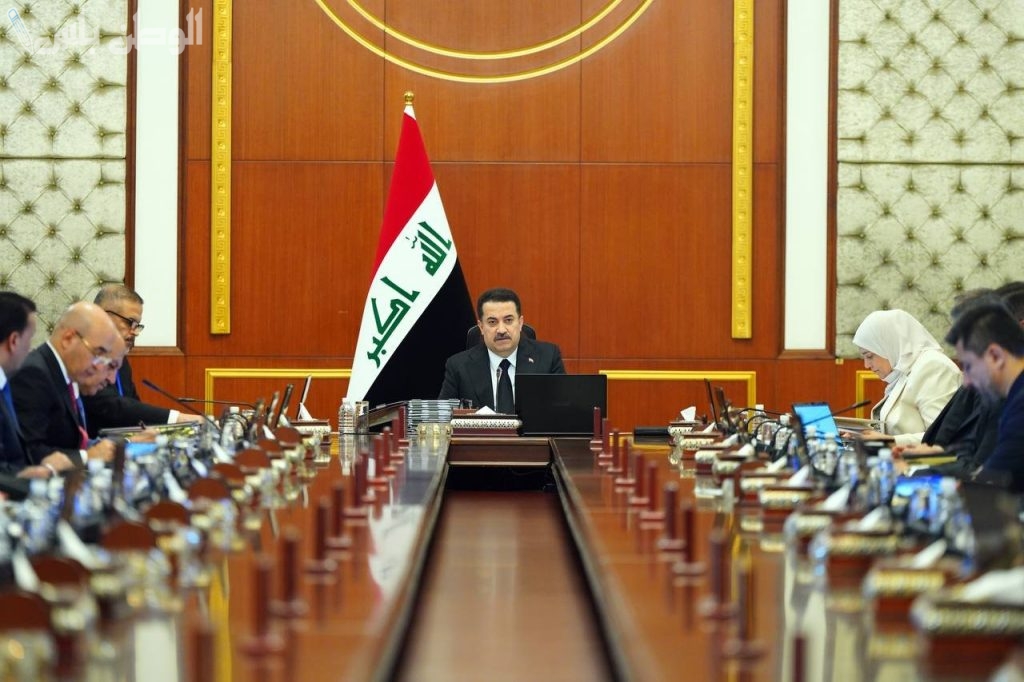 الحكومة العراقية تعمل على حل مشكلة رواتب الموظفين وضمان التأمين الكامل عليها لعام 2025