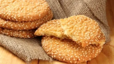 بسكويت السمسم بالسكر الخشن