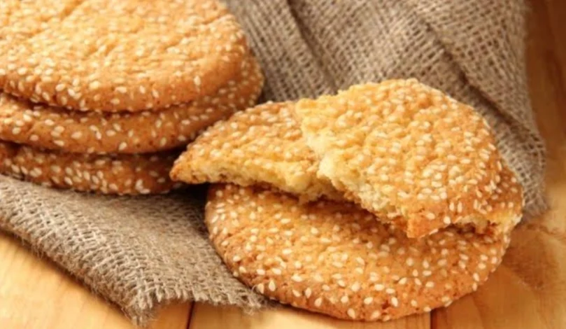 بسكويت السمسم بالسكر الخشن.. وصفة لذيذة وسهلة لتحلية غير مكلفة وشكل رائع