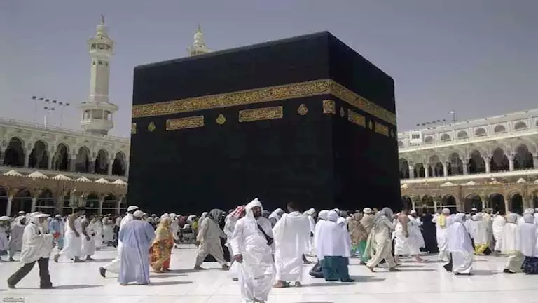 تعرف على سبب إلغاء السعودية شرط التطعيم للمسافرين لأداء العمرة ضد الحمى الشوكية