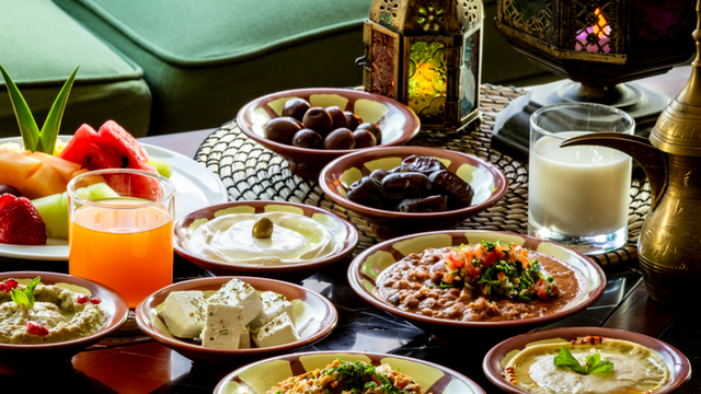 أفضل أطعمة السحور في رمضان 2025 للحفاظ على الطاقة والترطيب طوال اليوم