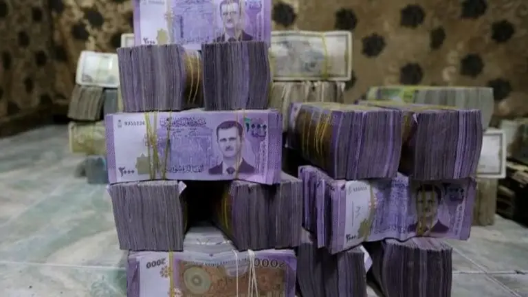 تراجع مفاجئ.. سعر الدولار مقابل الليرة السورية ينخفض بشدة في السوق السوداء والبنوك اليوم الاثنين