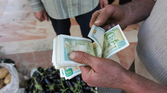 استقرار سعر صرف الليرة السورية أمام الدولار في دمشق وحلب بتاريخ 20 فبراير 2025