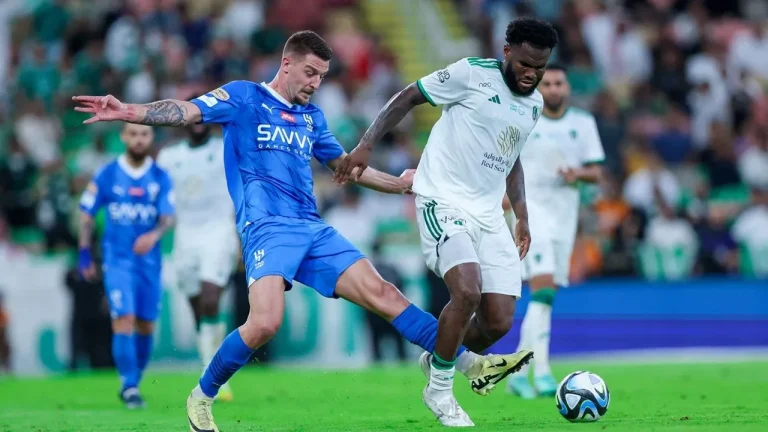 طاقم تحكيم أوروبي لمباراة الكلاسيكو بين الهلال والأهلي