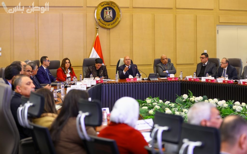 الحكومة تناقش تقنين أوضاع المصانع العشوائية وحل مشكلات المستثمرين خلال الاجتماع الوزاري للتنمية الصناعية