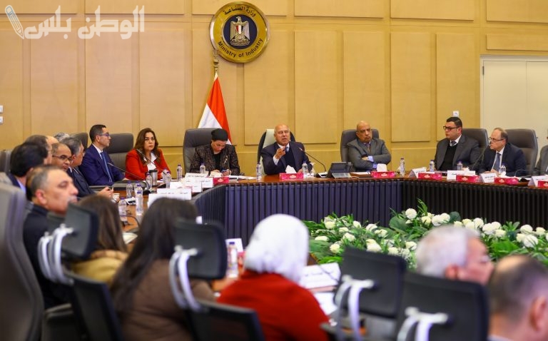 الحكومة تناقش تقنين أوضاع المصانع العشوائية وحل مشكلات المستثمرين خلال الاجتماع الوزاري للتنمية الصناعية