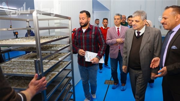 الفريق أسامة ربيع يشهد التشغيل التجريبي لمصنع تعبئة وتغليف الأسماك والجمبري ويفتتح مراحل جديدة بمشروع الاستزراع السمكي