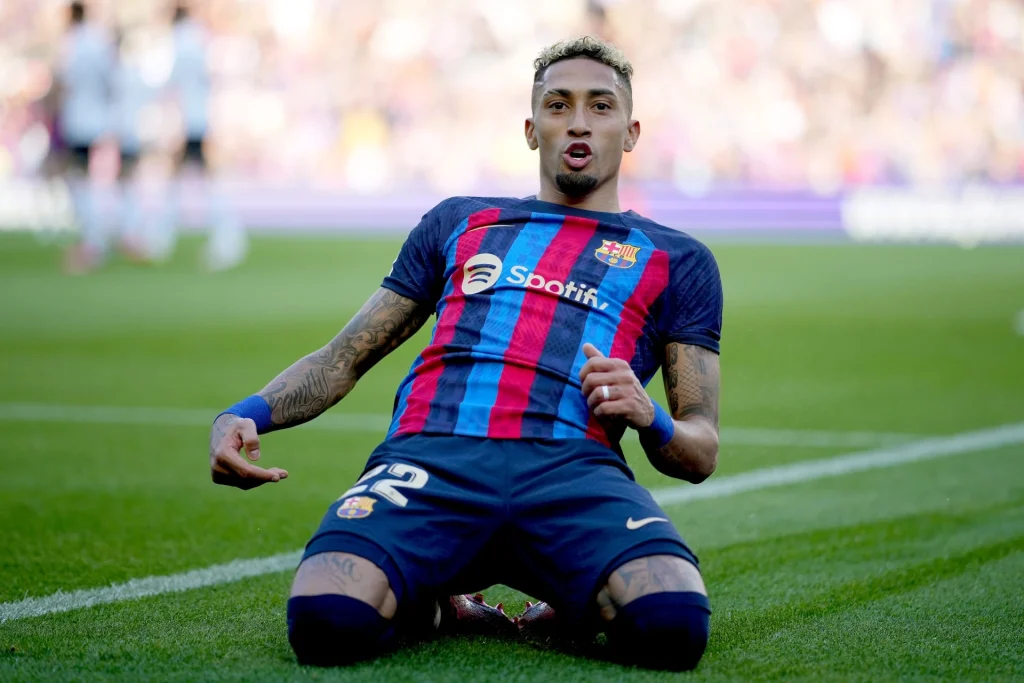 رافينيا يتألق في دوري الأبطال.. أرقام مميزة للنجم البرازيلي مع برشلونة