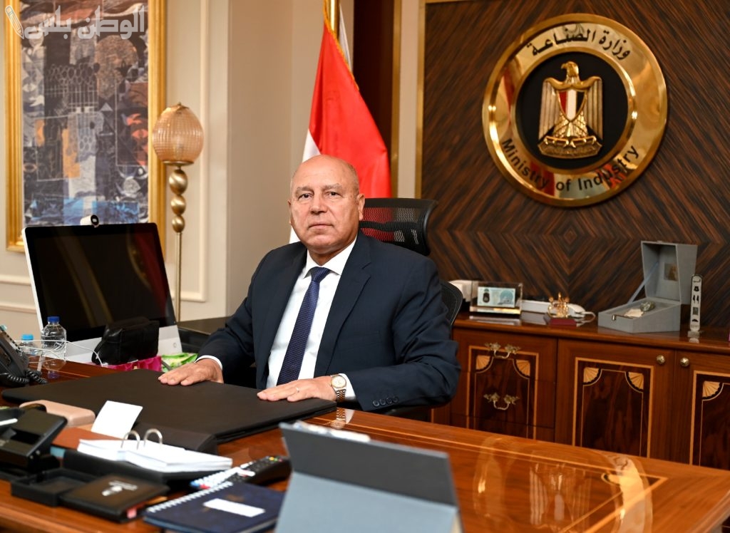 وزير الصناعة والنقل يعقد لقاءً موسعًا لحل مشكلات المستثمرين في المناطق الصناعية بالإسماعيلية