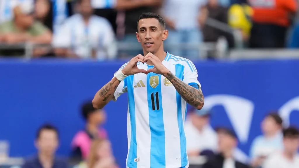 فليك يتجنب التركيز على غياب دي ماريا ويشيد بقدراته قبل المواجهة الحاسمة بين برشلونة وبنفيكا في دوري الأبطال