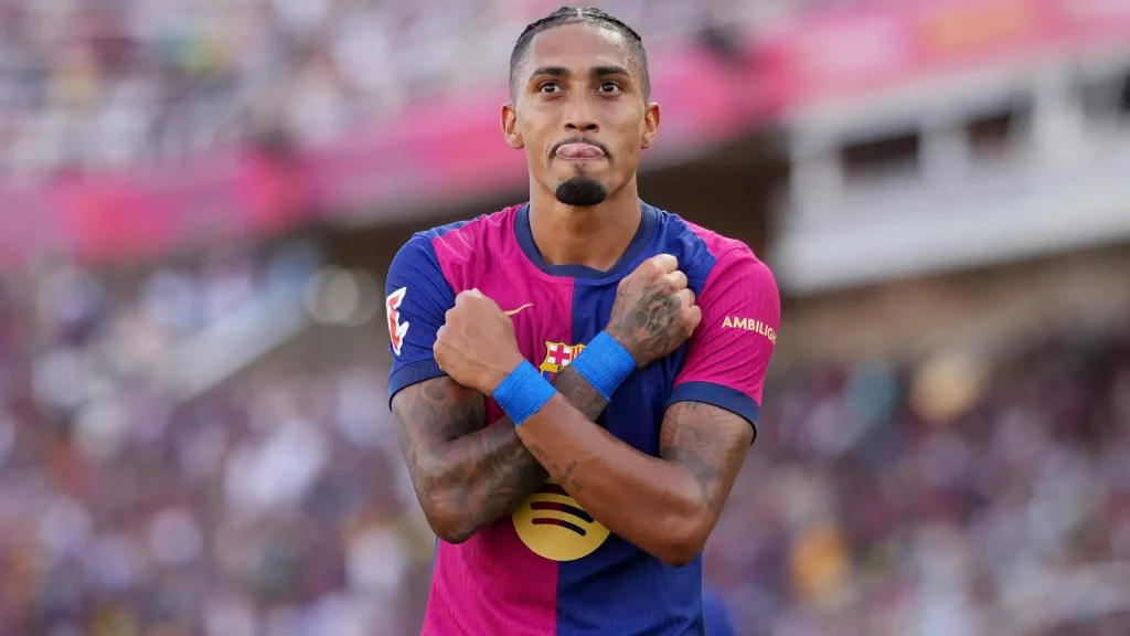 رافينيا يواصل التألق في دوري الأبطال ويصل إلى هدفه العاشر مع برشلونة أمام بنفيكا