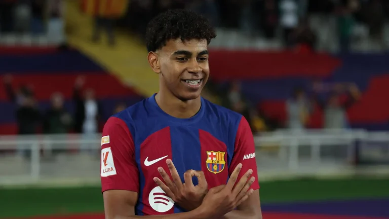 برشلونة يقترب من تجديد عقد يامال ويفتح باب الرحيل أمام فاتي