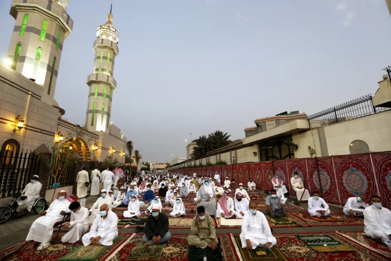 الشؤون الإسلامية تكشف عن… أهم التحذيرات والضوابط اللازم اتباعها في الصلاة أثناء شهر رمضان في السعودية 1446