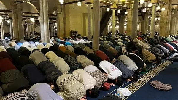 موعد بدء صلاة التراويح طوال شهر رمضان في الحرم المكي ومع من من الأئمة؟