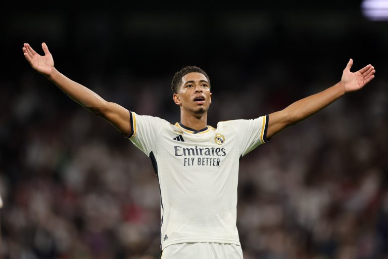 بيلينغهام يثير الجدل بعد رفضه مصافحة لاعبي برشلونة بالكأس