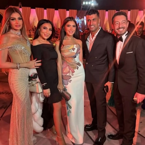 مي عمر تخطف الأنظار بفستان جريء بحفل فرح ليلى وهشام جمال
