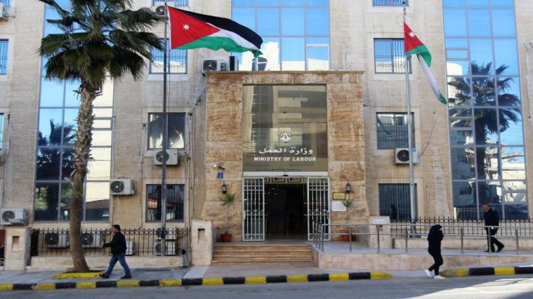 165 شكوى تتعلق بالحد الأدنى للأجور على منصة “حماية” منذ بداية 2025