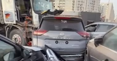 تحطيم 7 سيارات جراء اصطدام تريلا داخل معرض في القطامية