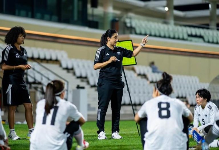 أبو ظبي بقيادة المصرية سارة حسنين يحتفظ بالدوري الإماراتي للكرة النسائية