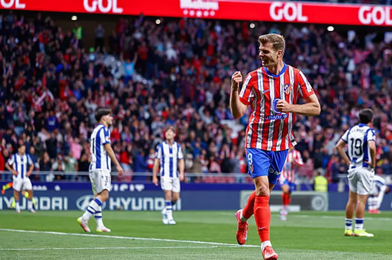 أتلتيكو مدريد يكتسح ريال بيتيس برباعية لتعزيز موقعه في المركز الثالث