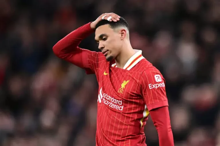 أرنولد يفقد الدعم غير المشروط لجماهير ليفربول بعد رحيل كاراجر