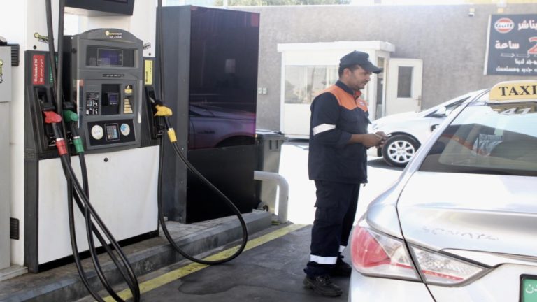 أسعار البنزين تنخفض والديزل والكاز يرتفعان عالمياً