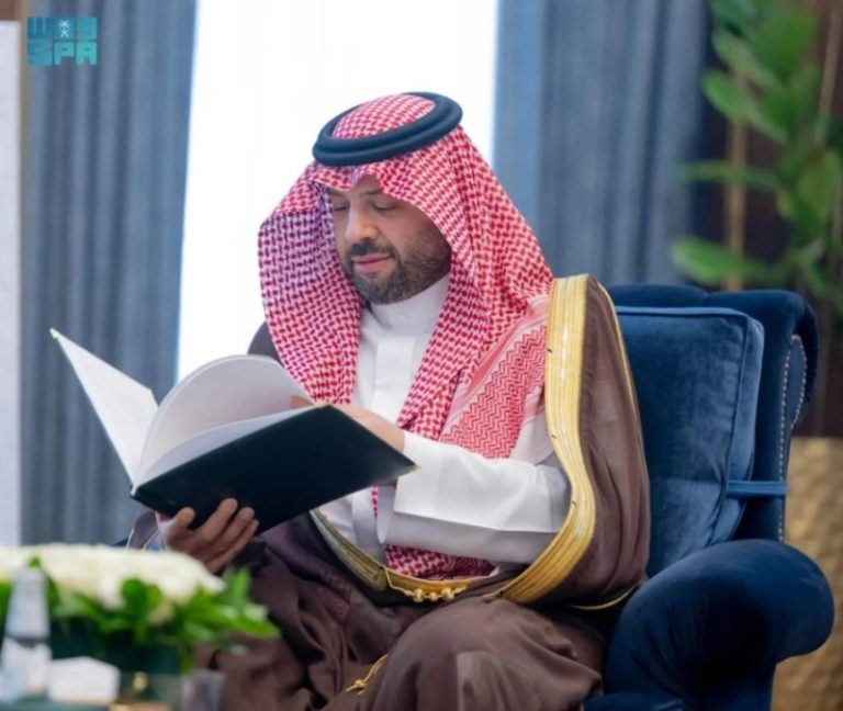 أمير الحدود الشمالية يستعرض خطط جمعية إعلاميي المنطقة