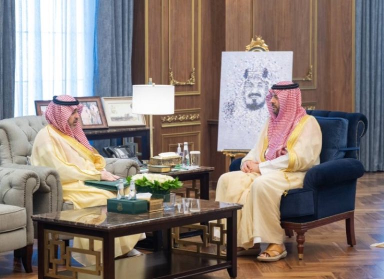 أمير الحدود الشمالية يستعرض مؤشرات أداء الأمانة ومشاريعها الجارية