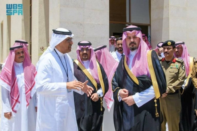 أمير المدينة المنورة يزور مركز الترحيب بالحجاج على طريق الهجرة