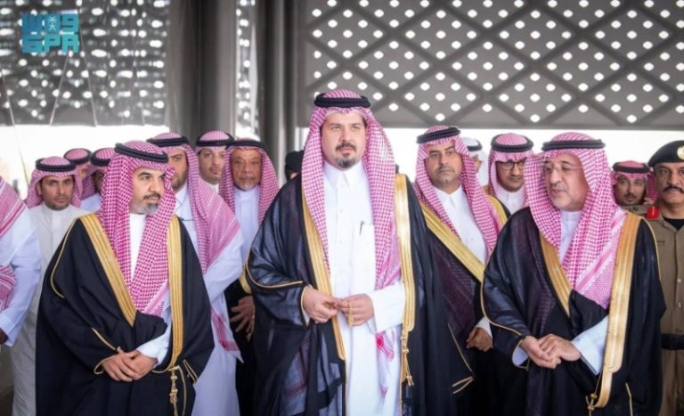 أمير المدينة يزور محطة القطار وصالات المطار