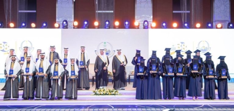 أمير تبوك يشارك في حفل جائزة التفوق العلمي والتميز لعامها الثامن والثلاثين