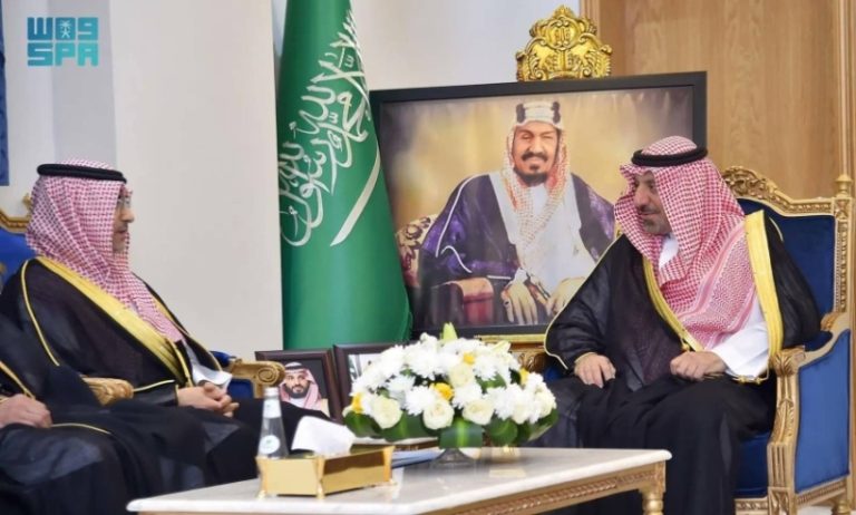 أمير نجران يُبرز إنجاز جامعة نجران في برنامج سفراء الوسطية