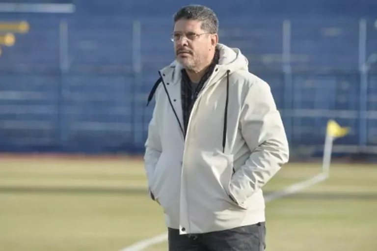 أيمن الرمادي يصل الزمالك استعدادًا لمهمته الأولى في الدوري