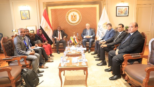 أيمن عاشور يرحب بوفد القمر المتحدة ويؤكد التزامه بتعليم عالمي
