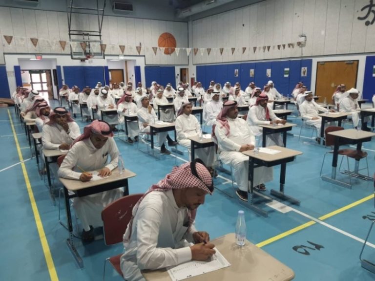 إداريون وإداريات يؤدون اختبار المهارات التقنية في الأحساء للعمل بمدارس التعليم المستمر