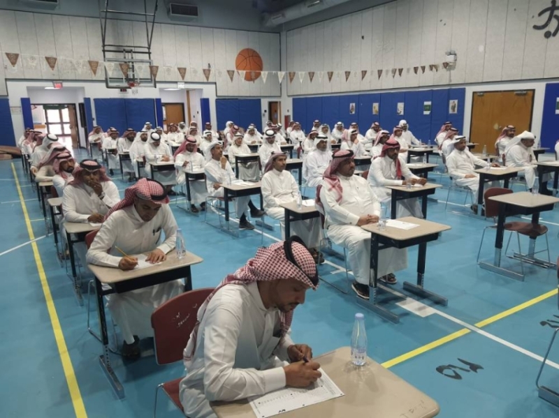 إداريون وإداريات يؤدون اختبار المهارات التقنية في الأحساء للعمل بمدارس التعليم المستمر
