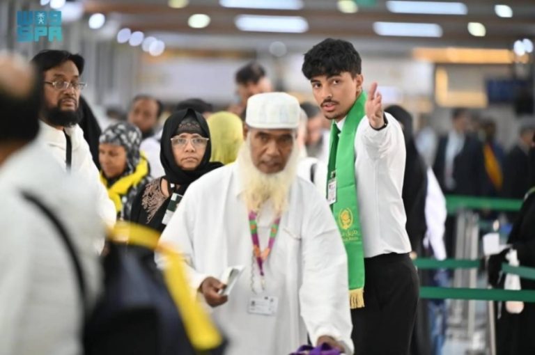 إمكانات الجوازات تدعم ضيوف الرحمن من بنجلاديش بمبادرة طريق مكة