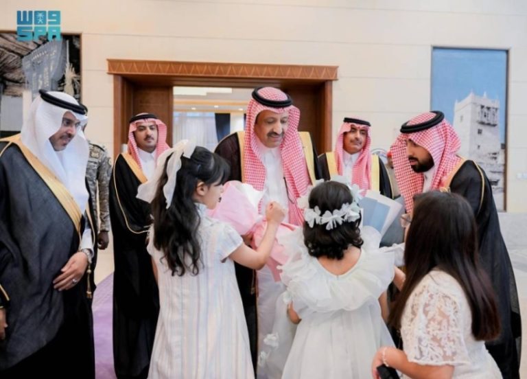 إنجاز جديد: الأمير حسام بن سعود يكرم 74 طالبًا وطالبة بتعليم الباحة