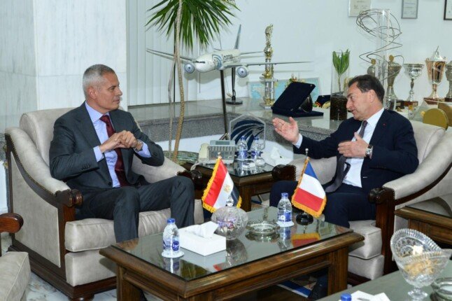 اجتماع بين رئيس مصر للطيران والسفير الفرنسي لتعزيز التعاون المشترك