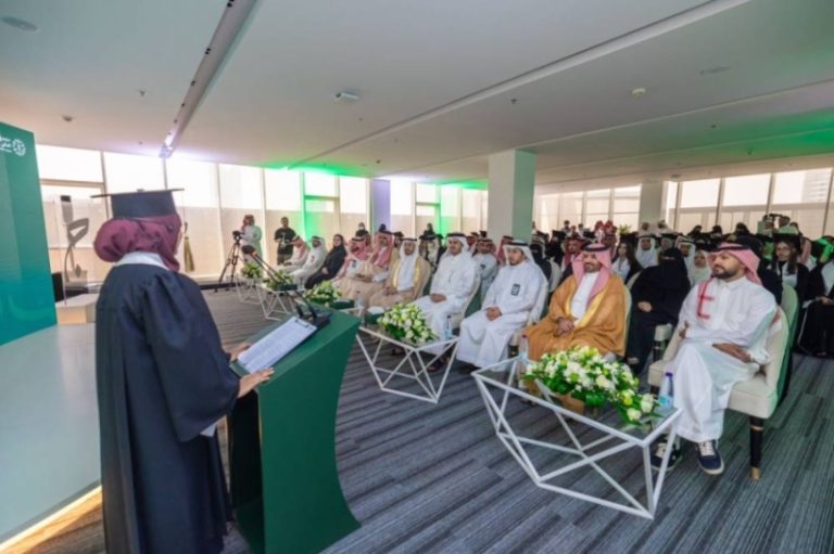 احتفال مجمع الملك سلمان بتخريج دفعة ثانية من طلاب مركز “أبجد”
