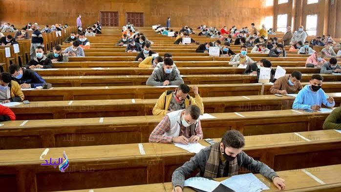 استعدادات جامعة القاهرة لامتحانات نهاية العام تكشف عن تفاصيل ورقة الامتحان
تنظيم امتحانات جامعة القاهرة يتضمن مواصفات جديدة لورقة نهاية العام
نائب رئيس جامعة القاهرة يعلن تفاصيل ورقة امتحان الفصل الدراسي الثاني